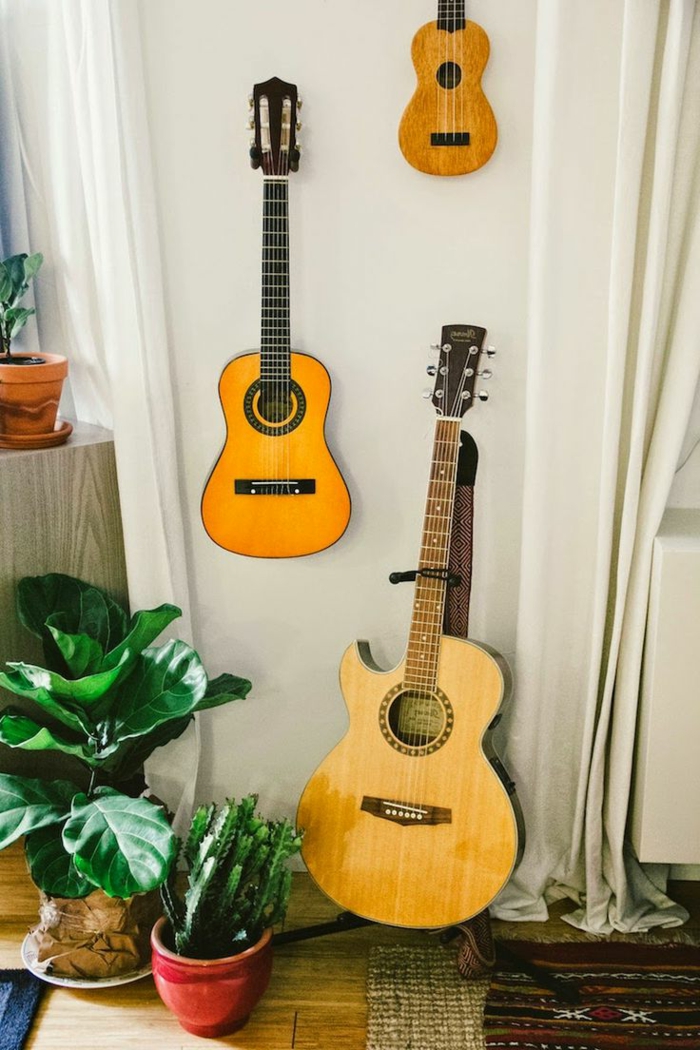 schlichtes-Interieur-Topfpflanze-Gitarren-verschiedene-Größen