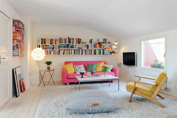 schlichtes-Interieur-farbige-Akzente-Bücheregale-hochwertiger-Teppich