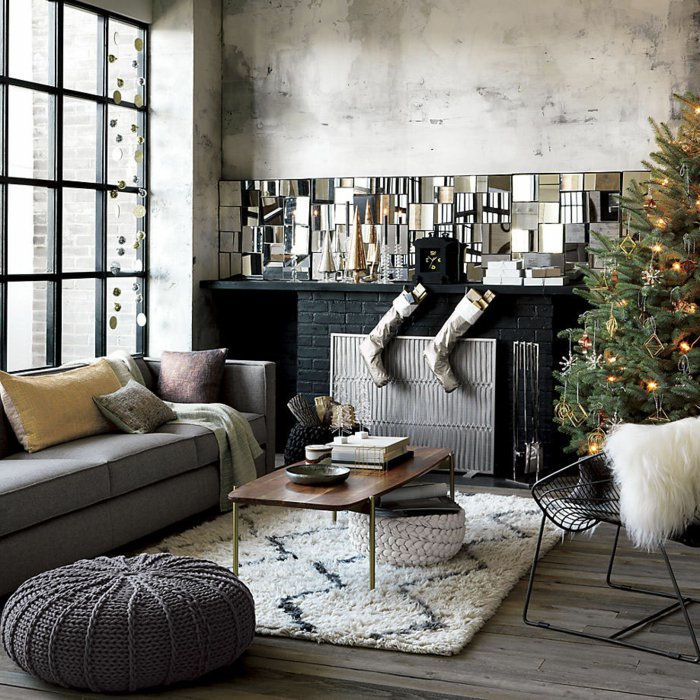 schlichtes-graues-industrielles-Interieur-Weihnachtsdekoration-Socken-Tannenbaum