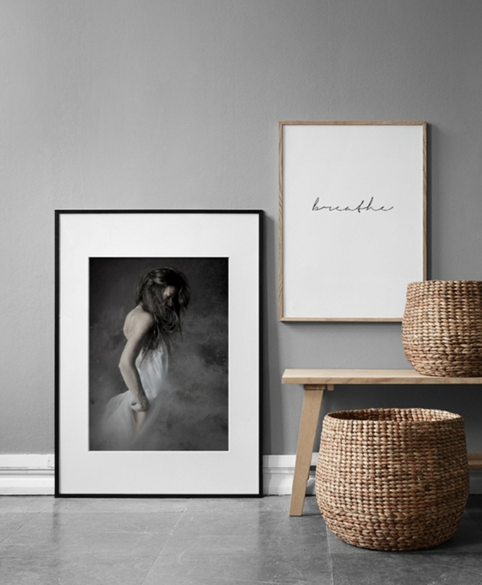 artistisches Bild von einer Frau, inspirierendes Zitat, Bilder Wohnzimmer Ideen, Bank aus Holz, zwei runde Korbe