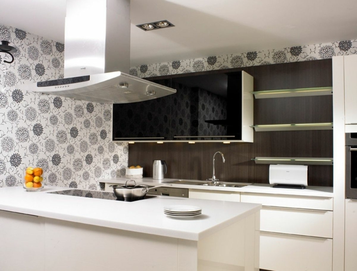 schwarz-weißes-Küchen-Interieur-romantische-Tapeten-florale-Motive
