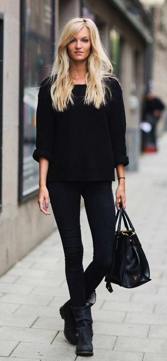 schwarzer-Pullover-Jeans-alltäglicher-Look