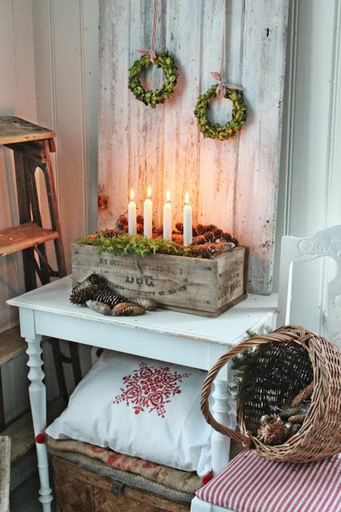 schöne- Weihnachtsdekoration-Kränze-Kasten-Kerzen-Korb-Zapfen-skandinavischer-Stil-rustikal-Landhausstil