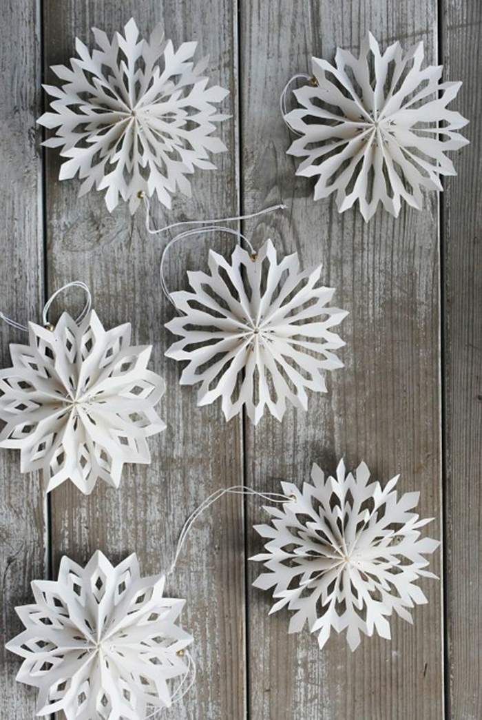 schöne-kreative-Winterdekoration-hängende-Schneeflocken-aus-Papier