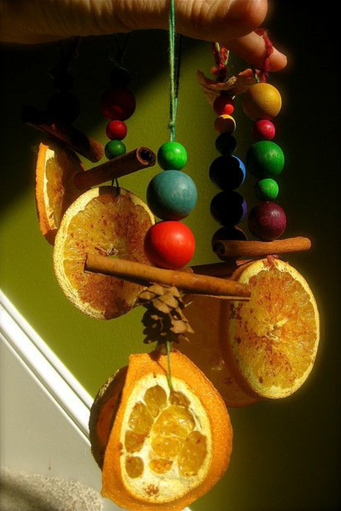 schöne-süße-Dekoration-Orangen-Scheiben-Zimt-hölzerne-Kugeln