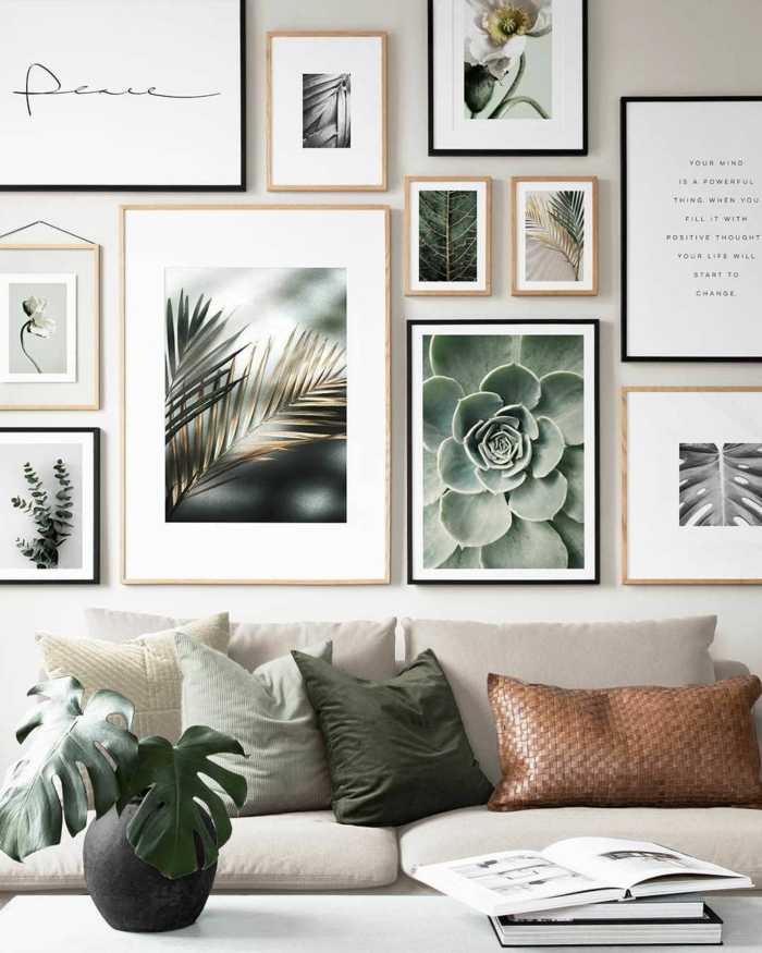 Dekoration von Wand mit Bilder mit Naturmotiven, Bilder mit Rahmen, cremefarbener Sofa mit Kissen in grün und braun