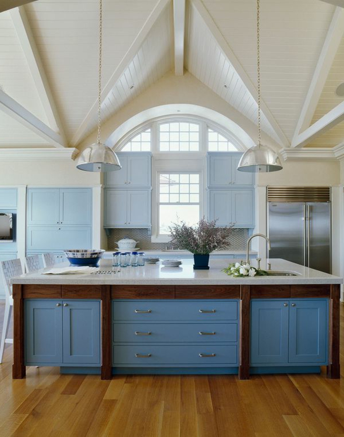 schöner-gestaltung-gemütliches-wohnen-küche-wandfarbe-weiß-und-hellblau