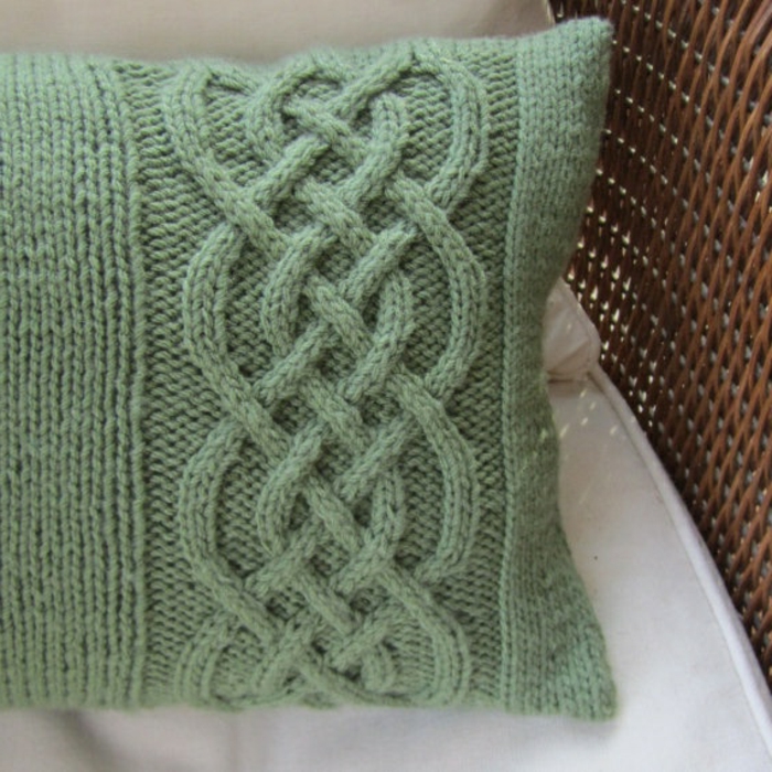 schöner-stricken-handgemachtes-Modell-Kissen-grün-Zopfen-Dekoration