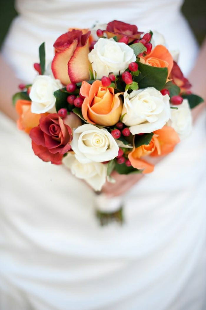 schönes-Rosen-Arrangement-für-hochzeitsstrauß-weiße-rote-orange-Blumen