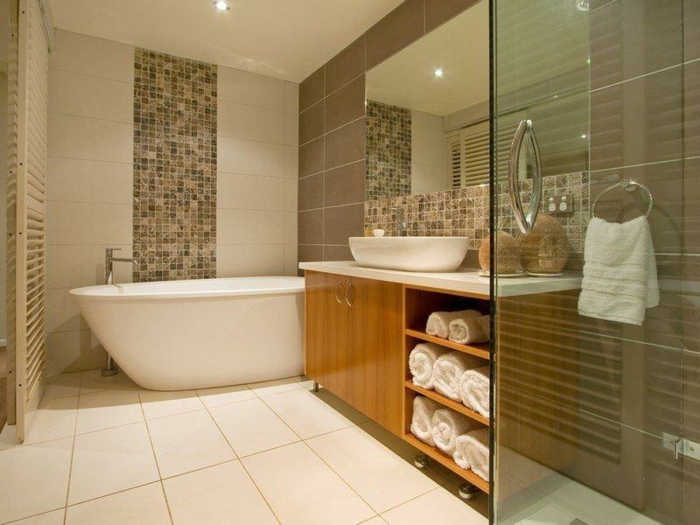 sehr-tolle-wohnideen-bad-moderne-wandgestaltung-weiße-badewanne