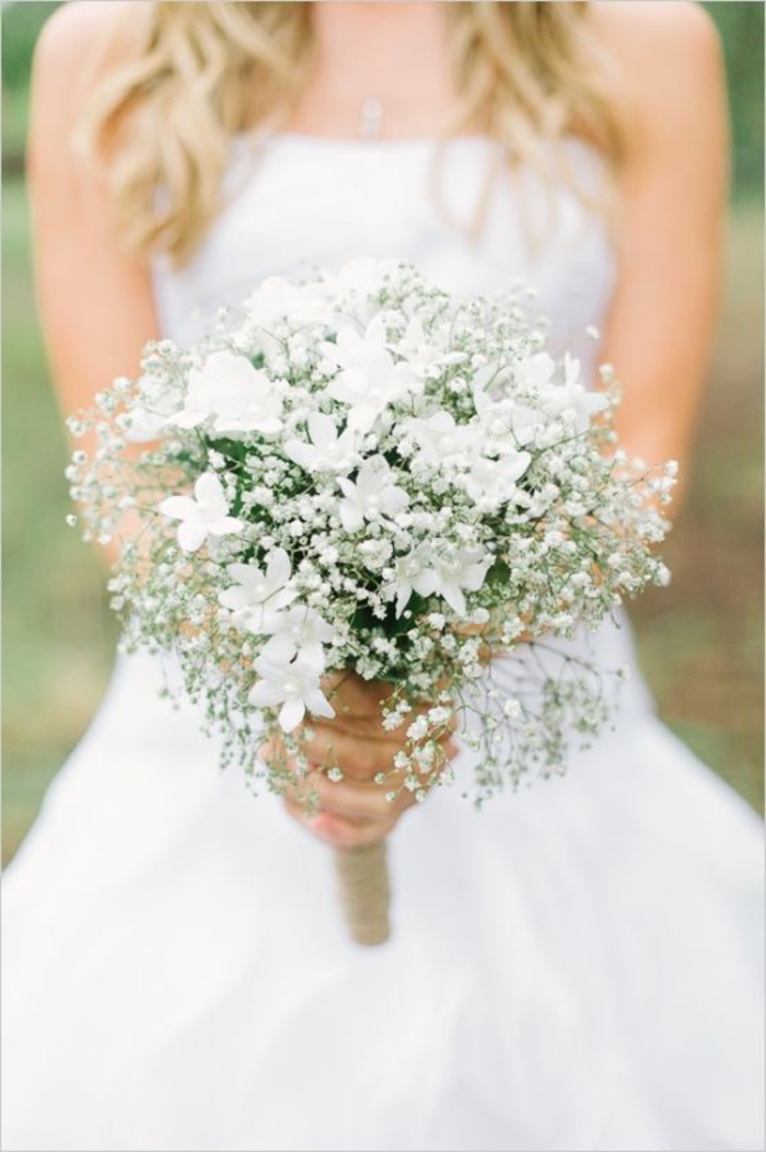simpler-Brautstrauss-weiße-Blumen-romantisch-schlicht