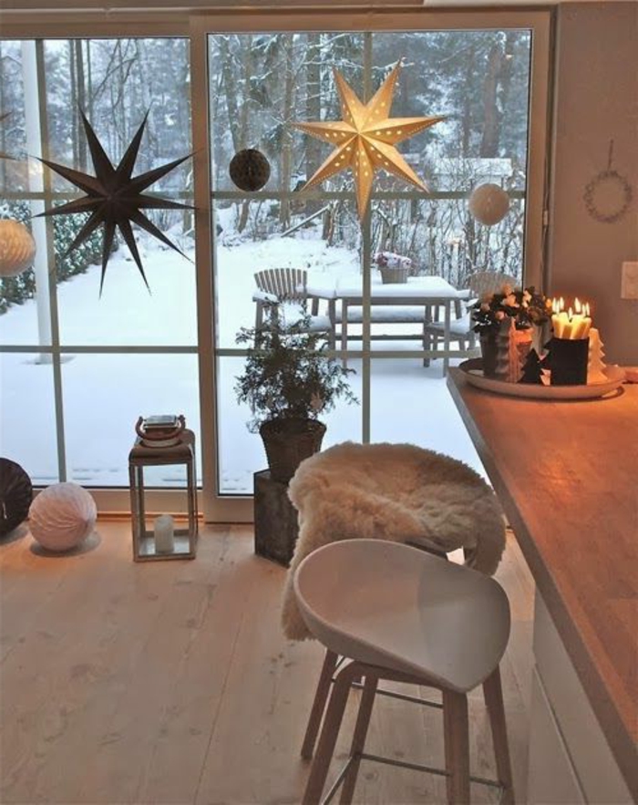 skandinavisches-Interieur-Winterdekoration-dekorative-Schneeflocken-am-Fenster