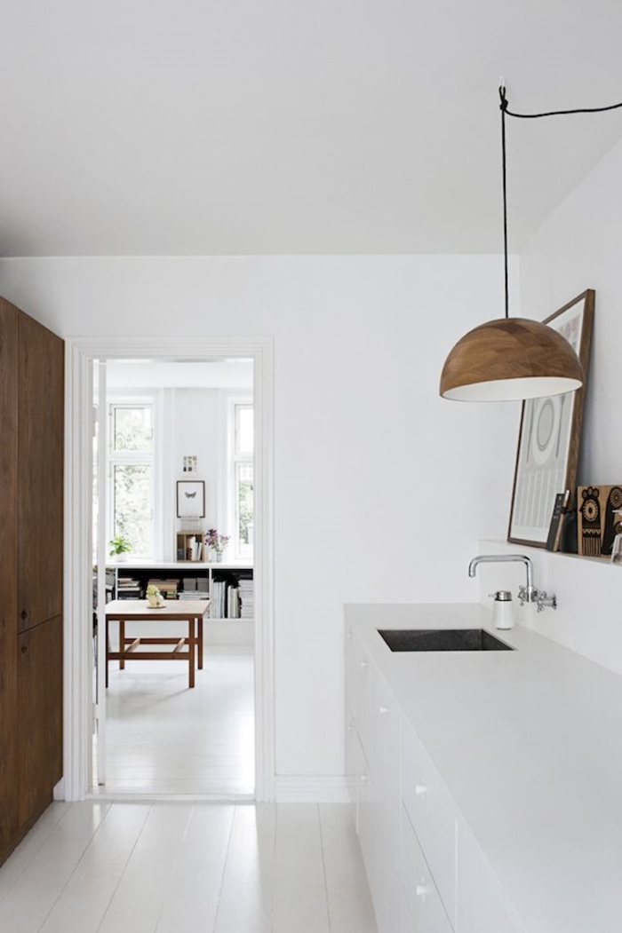 skandinavisches-Küchen-Interieur-minimalistische-Einrichtung-Designer-Leuchte