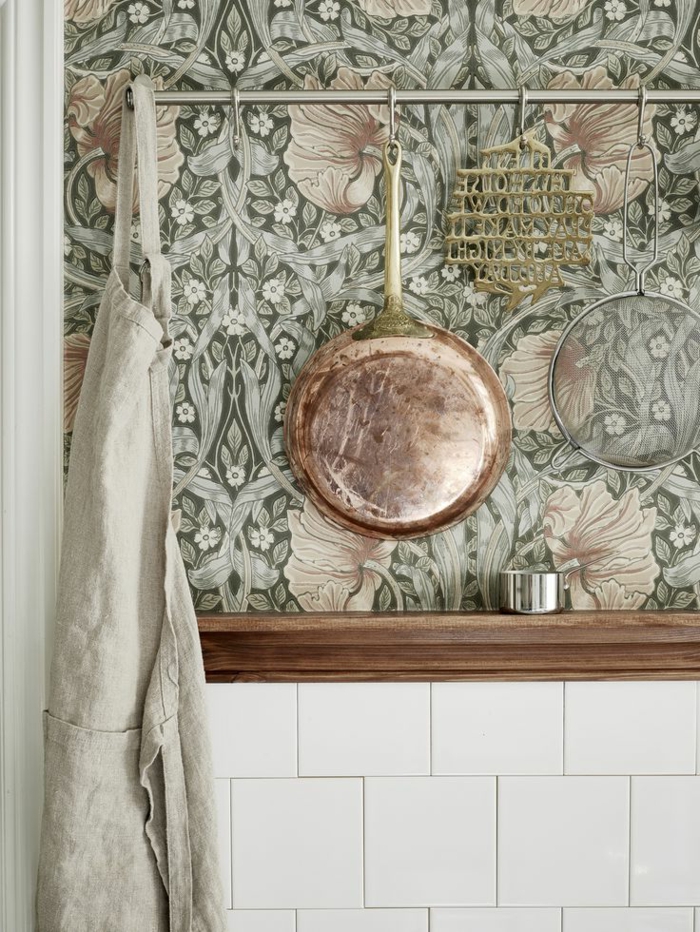 skandinavisches-Küchen-Interieur-schöne-vintage-Tapeten-florale-Motive