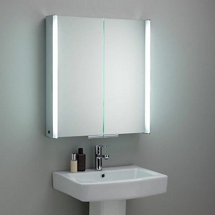 spiegelschrank-bad-mit-beleuchtung-weiße-gestaltung