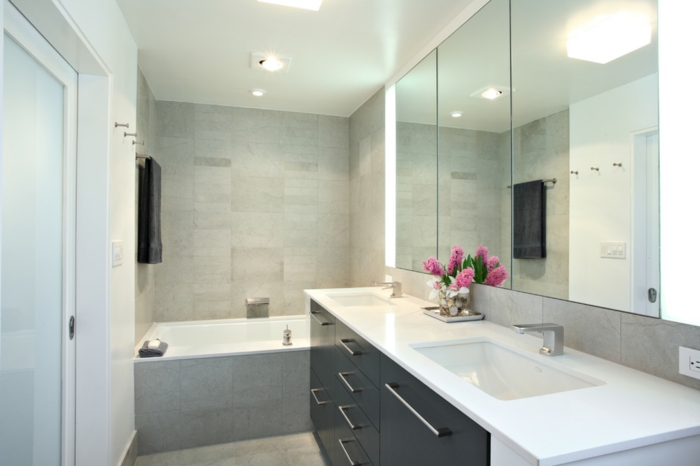 spiegelschrank-led-modernes-badezimmer-in-weiß