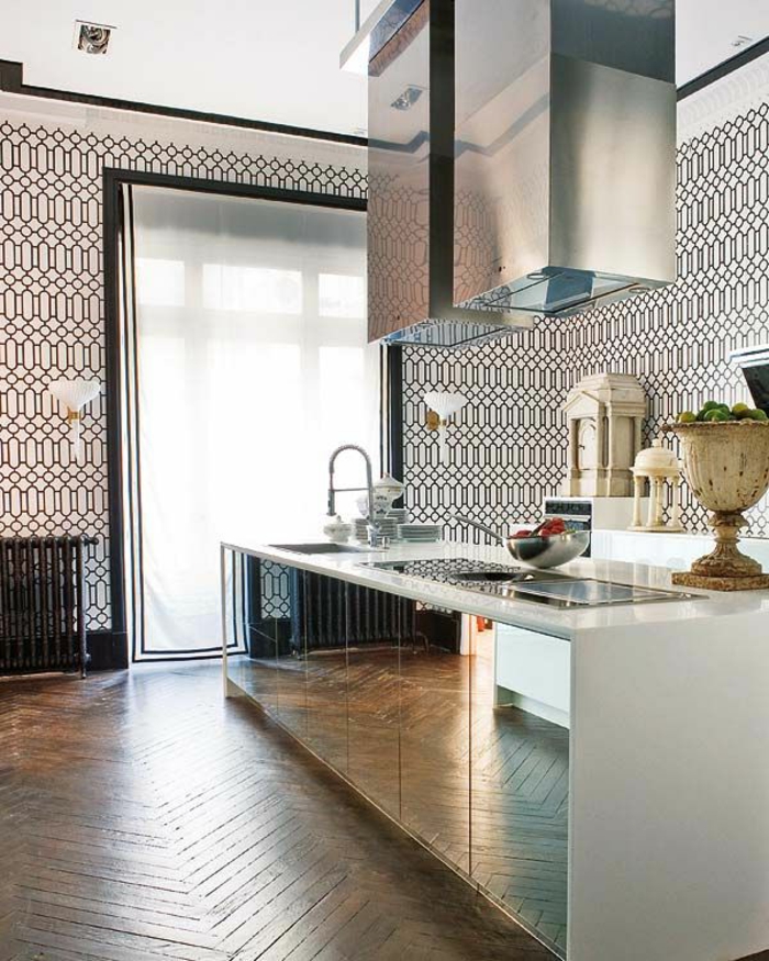 stilvolle-Küche-modernes-Interieur-schwarz-weiße-Tapeten-mit-Ornamenten