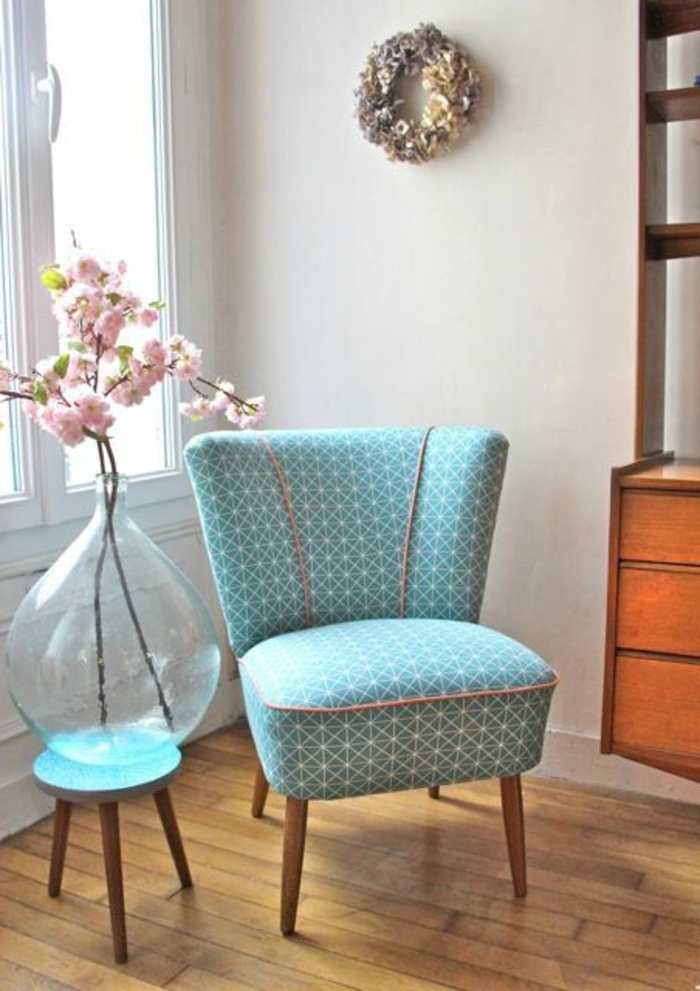 stilvoller-Loungesessel-türkis-Farbe-Textil-elegantes-Muster-kreatives-Design-Vase-frische-Frühlingsblumen