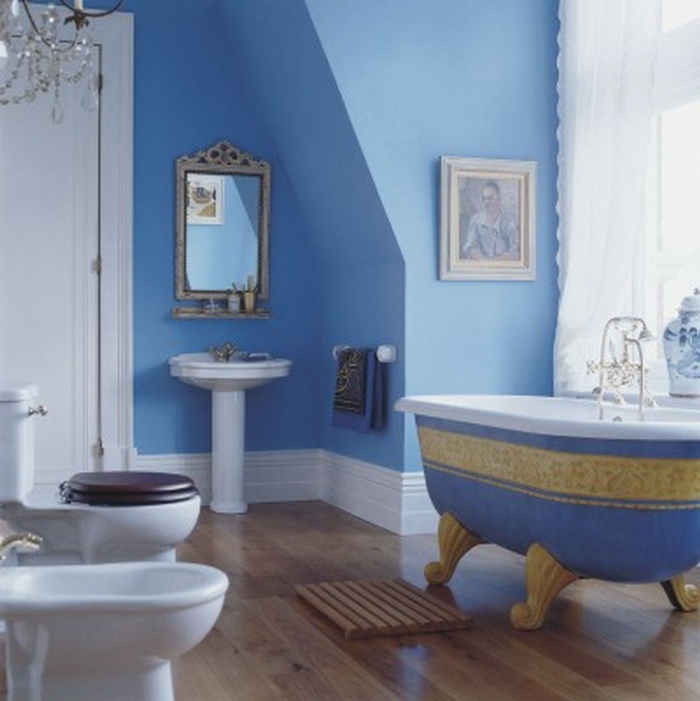 stilvolles-Badezimmer-Interieur-blaue-Wände-Badewanne-Wandbild-Spiegel-aristokratische-Gestaltung-elegante-deko-ideen