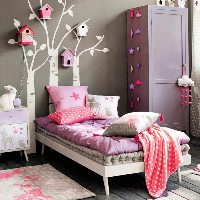 süße-Kinderzimmer-Gestaltung-Mädchen-lila-rosa-Nuancen-dekorative-vogelhäuser-Bäume-Wandtattoos