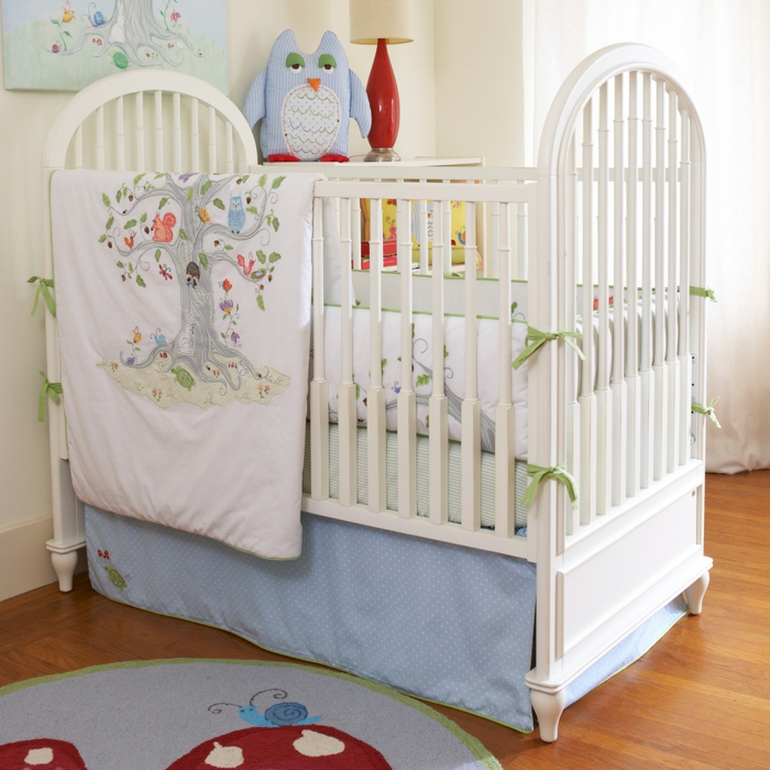 süßes-Babyzimmer-Interieur-hochwertige-Bettwäsche-Wandtiere-Motive