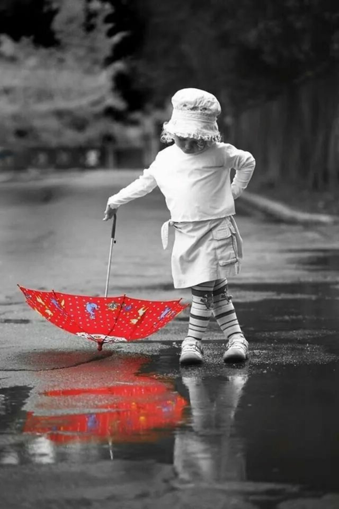 süßes-Kind-schwarz-weißes-Foto-kzent-roter-kinder-regenschirm