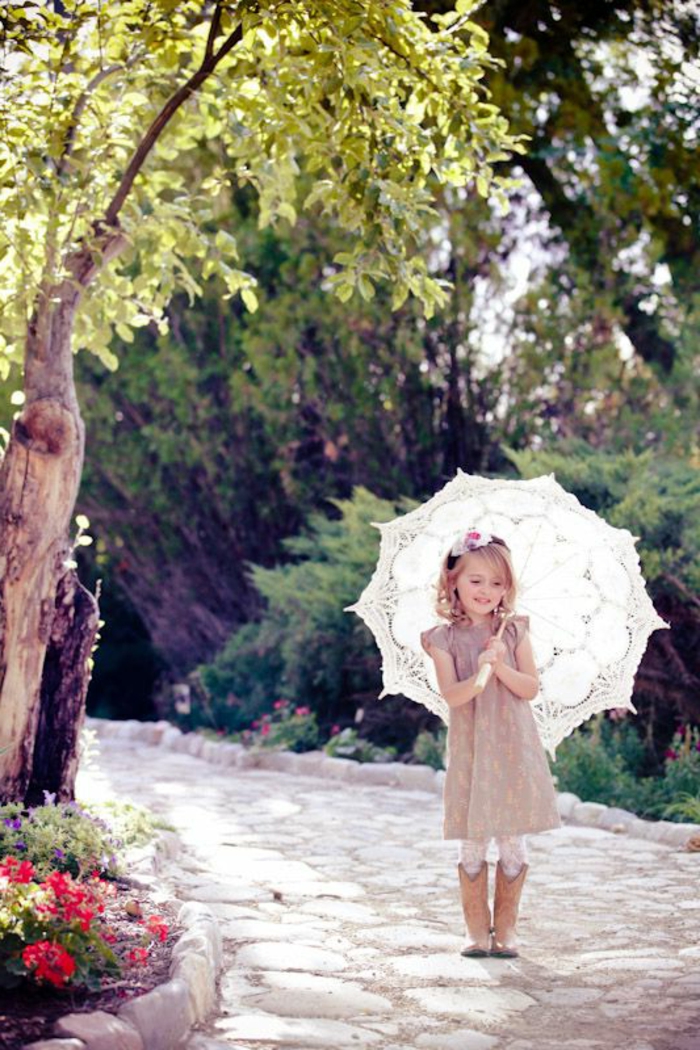 süßes-Mädchen-kokettes-Kleid-romantisches-Modell-Schirm-weiß