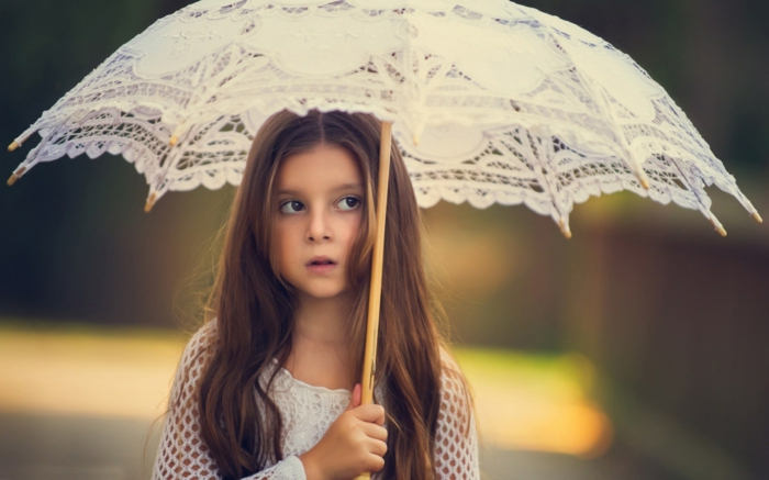 süßes-kleines-Mädchen-vintage-Modell-Schirm-weiß