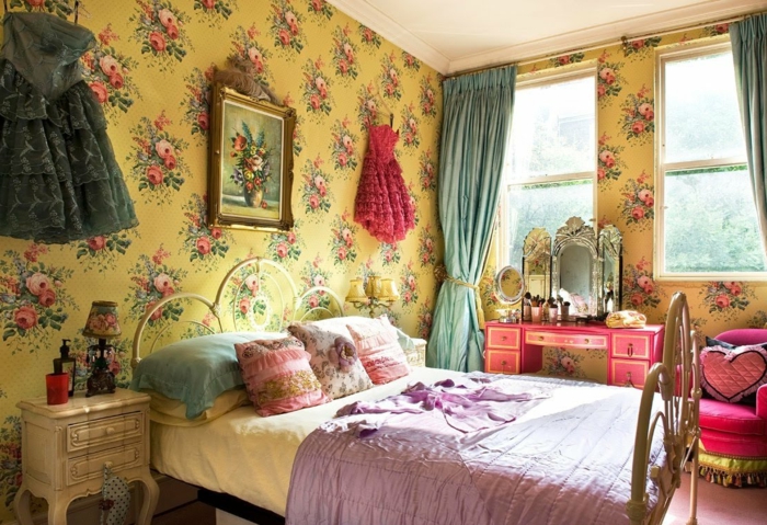 vintage-Schlafzimmer-Gestaltung-großes-Bett-kokette-Kissen-schönes-Wandbild-vintage-tapeten