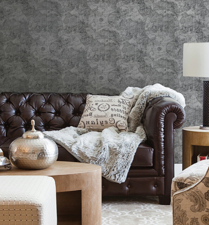 vintage-Wohnzimmer-Interieur-Leder-Sofa-schöner-Sessel-graue-retro-tapeten