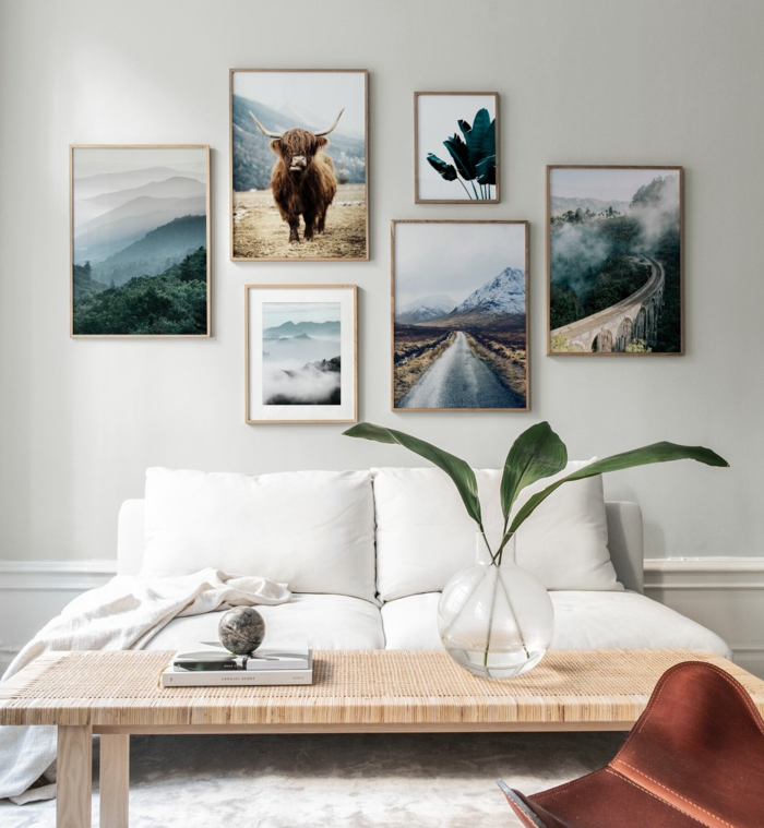 Wohnzimmereinrichtung mit Bilder mit Naturmotiven, Bilder von Bison und Straßen, schöne Wandbilder, Sofa in weiß