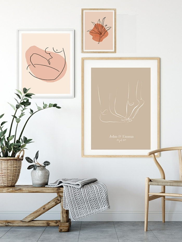 Drei moderne Linienzeichnungen in nude Farben, Schöne Wandbilder, Bank und Stuhl aus Holz, zwei grüne Pflanzen