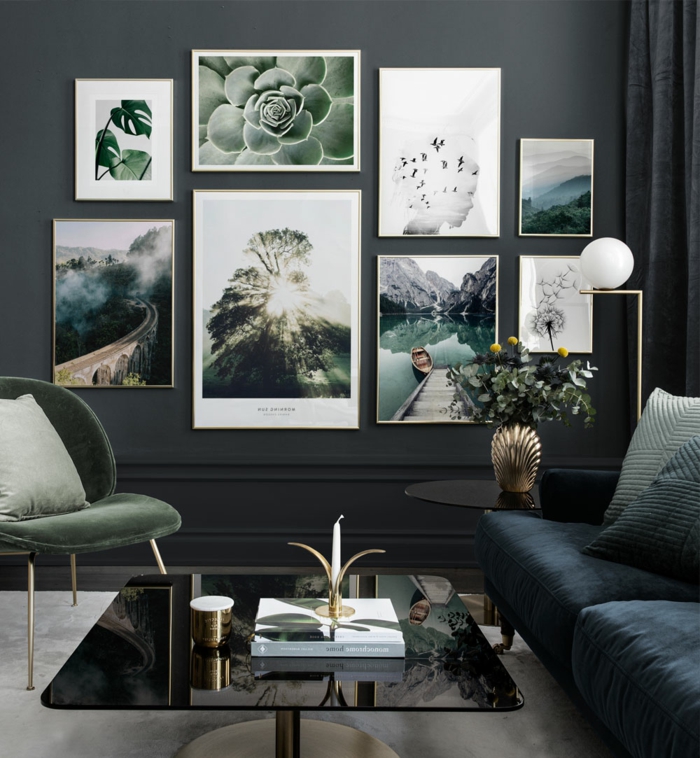 Komposition von Fotos mit Naturmotiven auf dunkle Wand, Außergewöhnliche Bilder, Sofa in blau, moderner Stuhl in grün, 