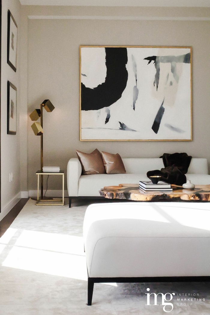 modische Inneneinrichtung cremefarbene Töne, Couch und Liege in weiß, Bilder Wohnzimmer abstrakt