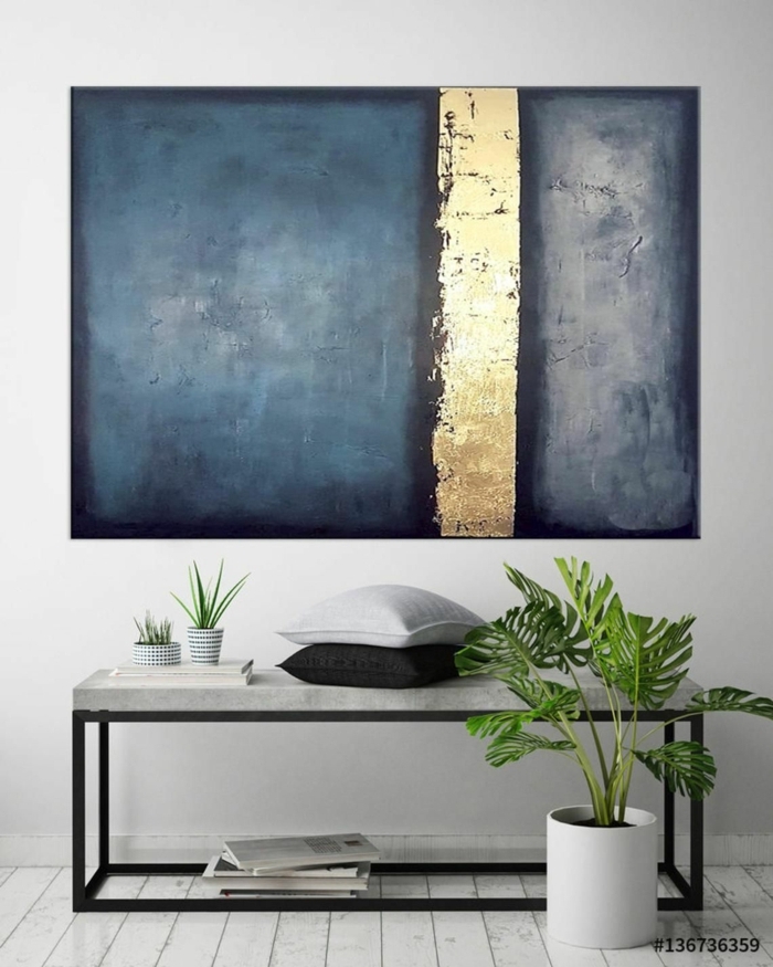 Große Wandbilder, modernes Kunstwerk, Bilder Wohnzimmer abstrakt, Gemälde in blaue und goldene Töne, zwei Kissen in weiß und schwarz