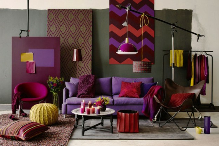 wandfarbe-aubergine-wände-streichen-muster-wohnzimmer