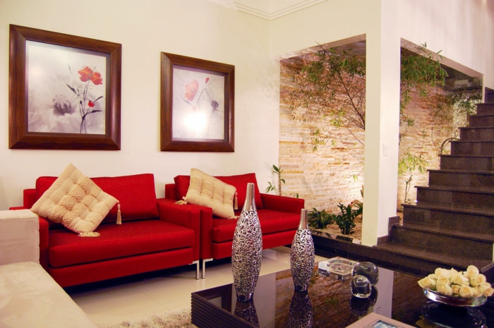 wandfarben-ideen-wohnzimmer-champagner-wände-rotes-sofa