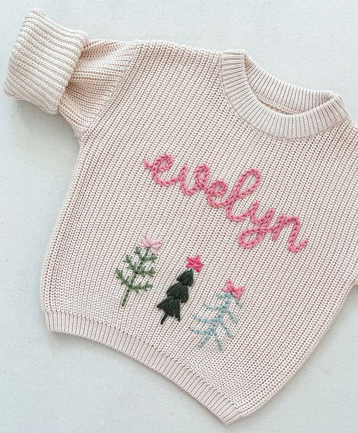 weihanchtsgeschenk personalisiert pullover selber stricken mit name tannenbäumchen