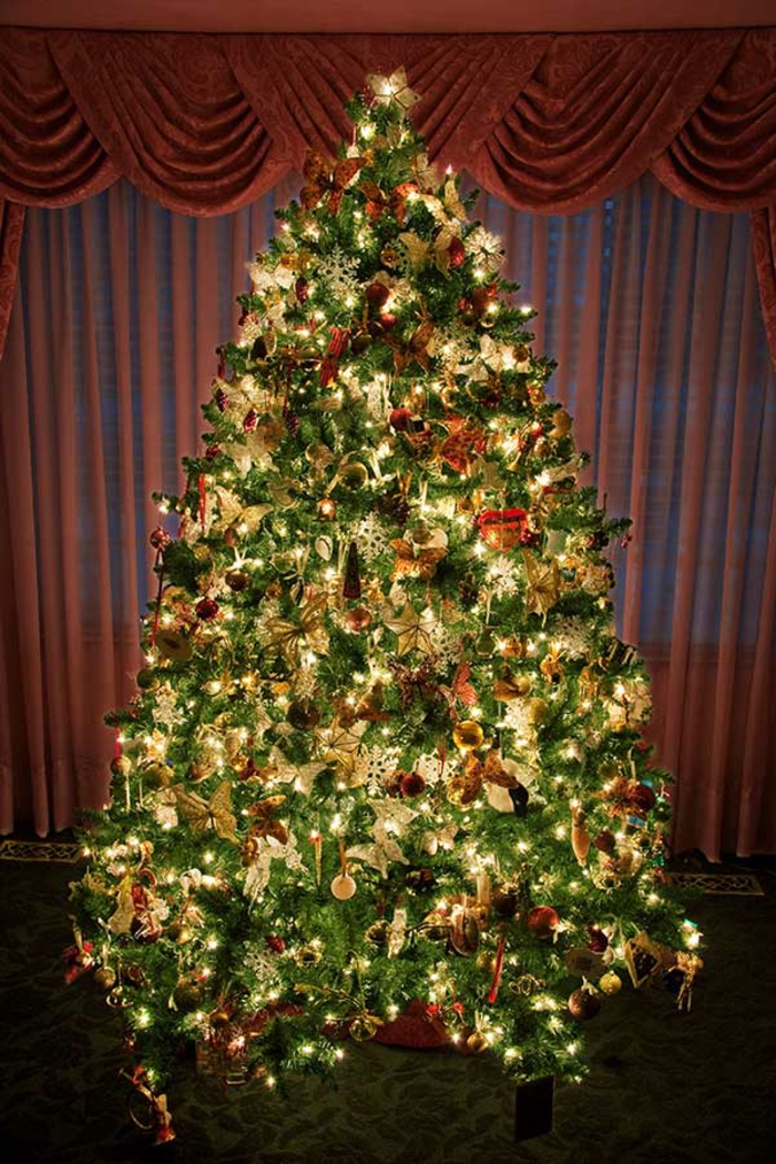 weihnachtsbaum-deko-attraktive-led-beleuchtung