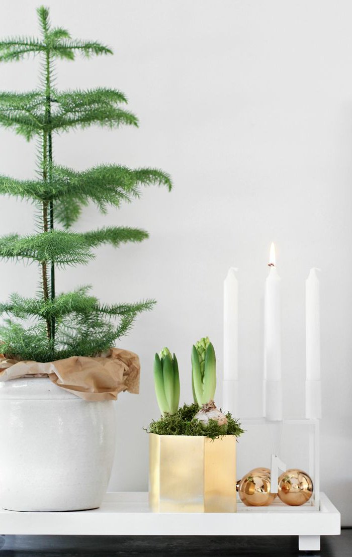 weihnachtsdeko-dekorativer-Tannenbaum-in-Blumentopf-goldene-Kugeln-weiße-Kerzen