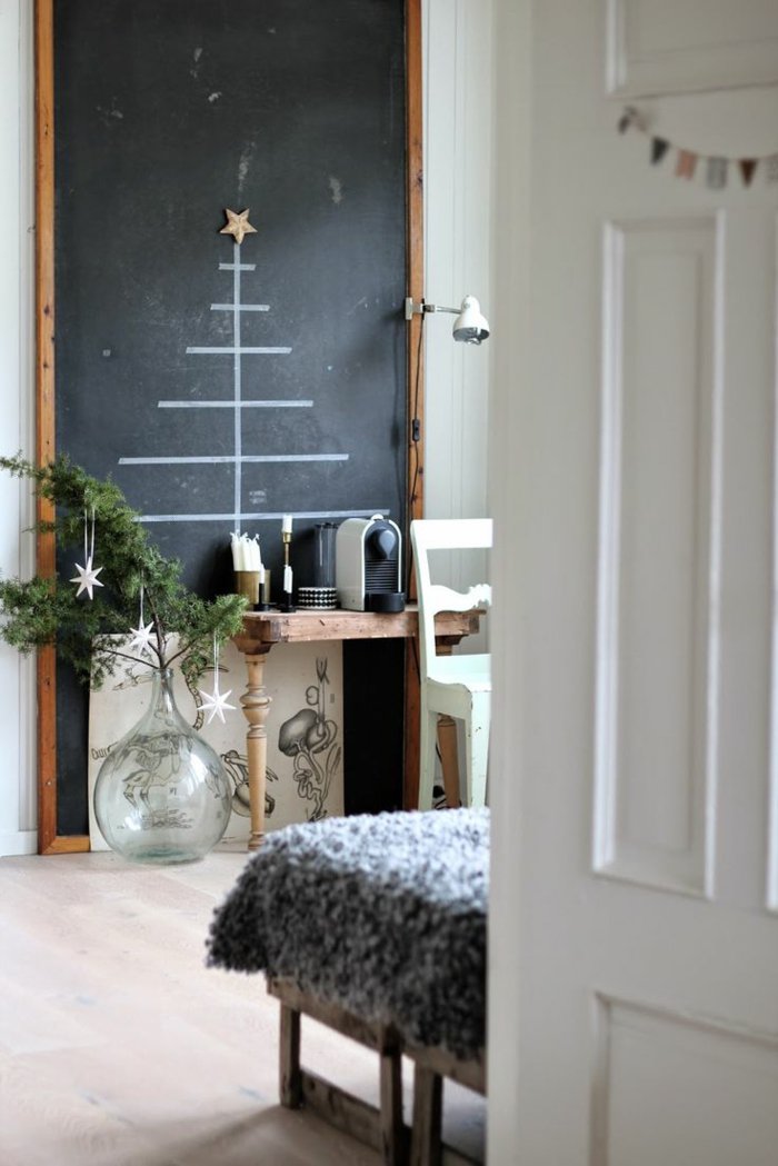 weihnachtsdeko-ideen-Tannenzweige-Vase-Tannenbaum-Zeichnung-schwarze-Tafel