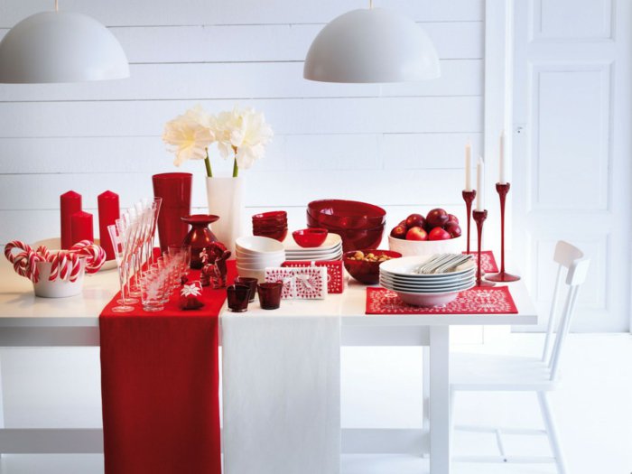 weihnachtsdekoration-ideen-Tischdekoration-rot-Kerzen-Souvenirs-Süßigkeiten