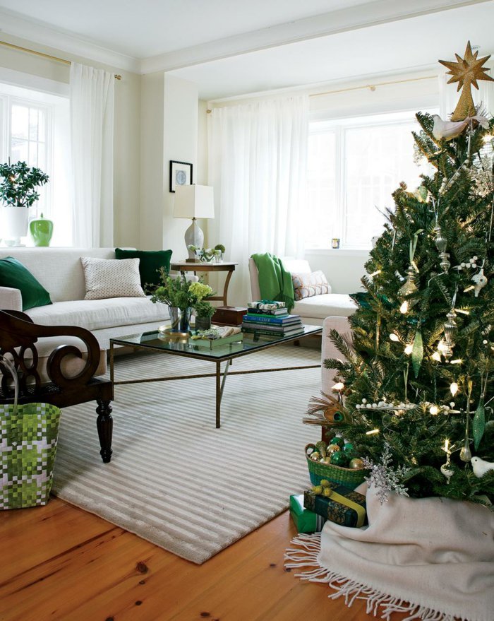 weihnachtsdeko-ideen-grüne-Gestaltung-geschmückter-Tannenbaum