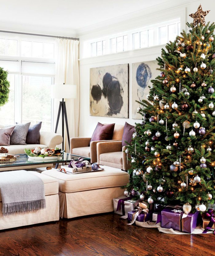 weihnachtsdeko-ideen-lila-Gestaltung-geschmückter-Tannenbaum