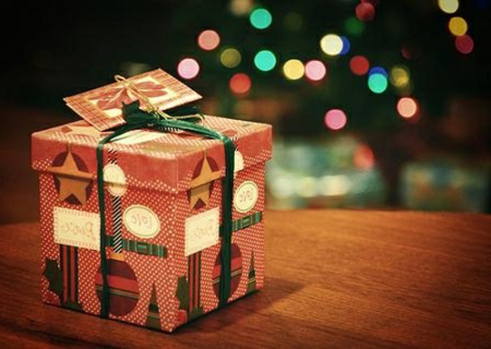 weihnachtsgeschenke-verpacken-blitzen-tannenbaum