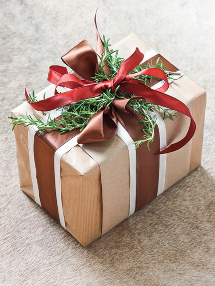 weihnachtsgeschenke-verpacken-ideen-in-braun
