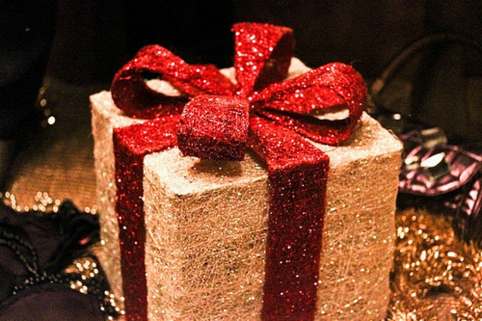 weihnachtsgeschenke-verpacken-luxuriös-mit-rot