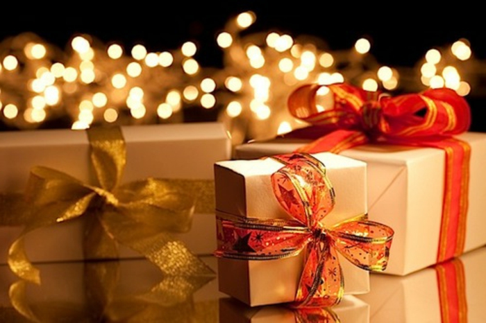 weihnachtsgeschenke-verpacken-rot-und-gold-kombination