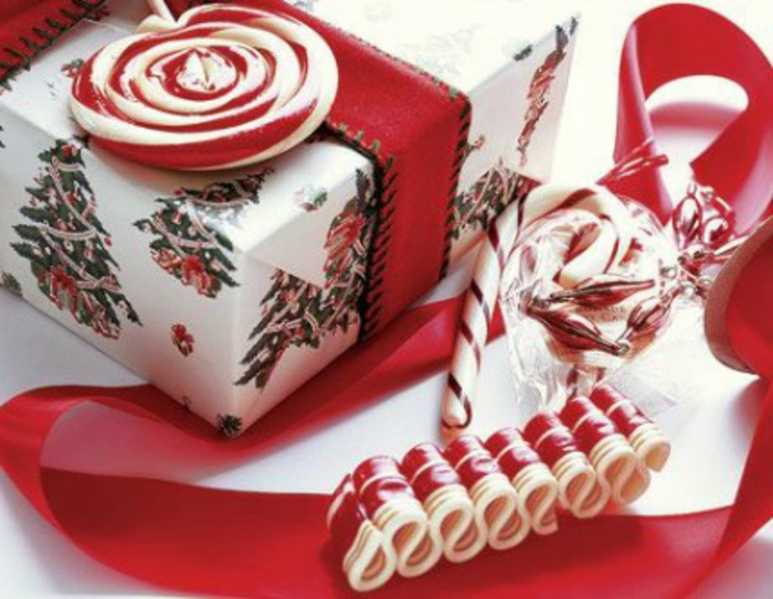 weihnachtsgeschenke-verpacken-süßihkeiten-und-lutscher