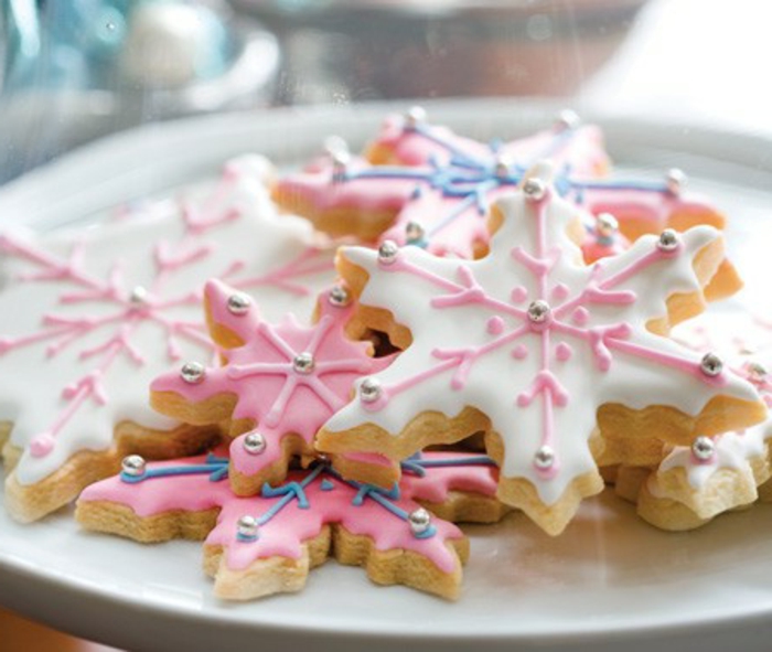 weihnachts kekse-dekorativ-rosig-und-weiß-schlagsahne